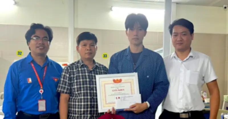 Nam Sinh Lao Vào Đám Cháy Cứu Người Được Đại Học Bách Khoa Trao Giấy Khen