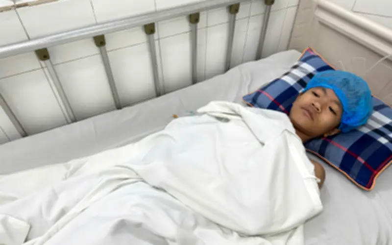 Nam sinh lớp 9 ngủ đạo cỏ, nguy cơ dang dở giấc mơ đến trường sau tai nạn giao thông