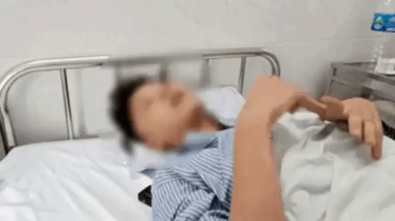 Nam sinh viên Hà Nội bị nhóm đối tượng đi ôtô chặn đường, dùng hung khí tấn công nhập viện