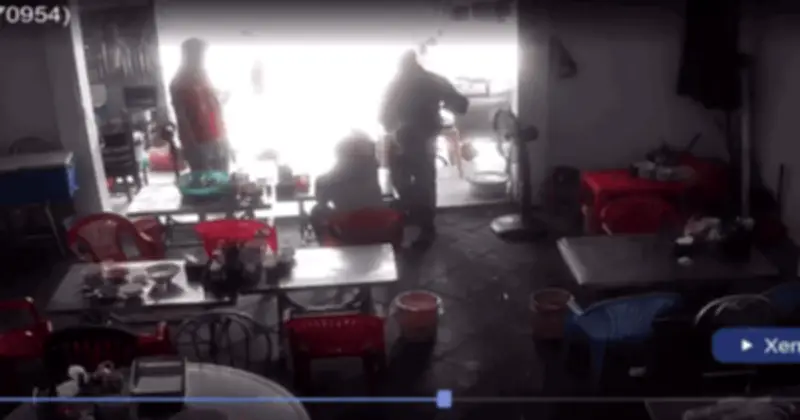 Nam thanh niên bị hành hung bằng nón bảo hiểm trong quán cơm ở TP.HCM