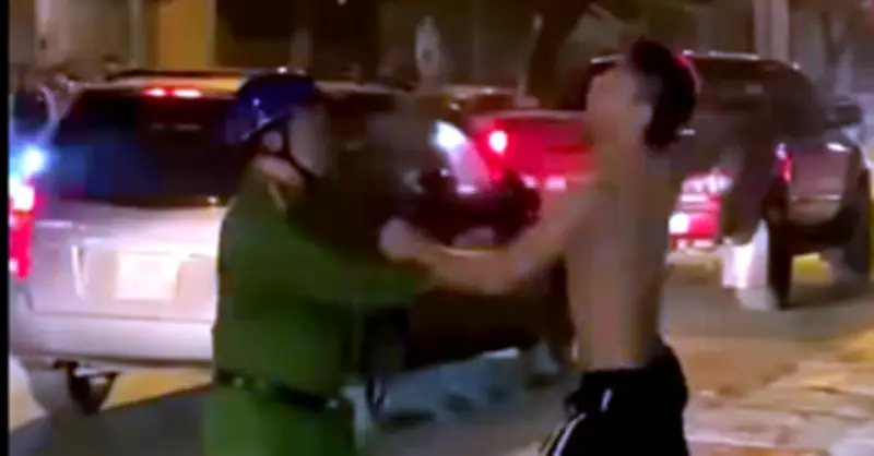 Nam thanh niên 'ngáo đá' vung dao đe dọa người đi đường bị công an khống chế