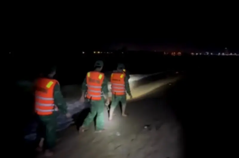 Nam thanh niên Phú Thọ bị sóng cuốn mất tích khi tắm biển Đồng Hới