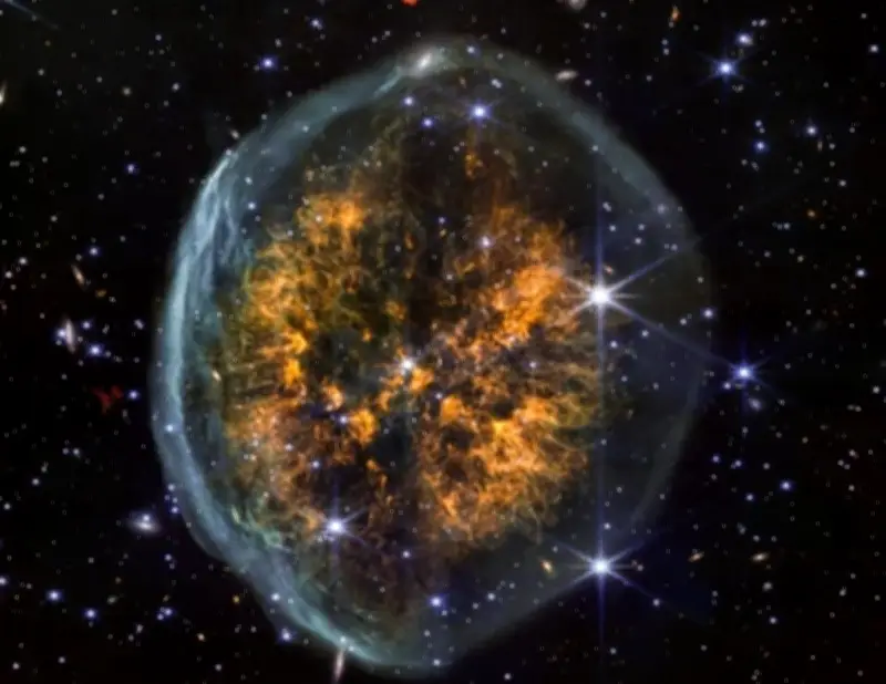 NASA công bố ảnh tinh vân hình não người bay quanh ngôi sao hấp hối