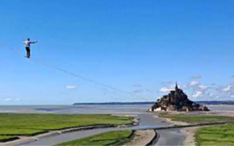 Nathan Paulin Lập Kỷ Lục Slackline Thế Giới Trên Bầu Trời Mont Saint-Michel