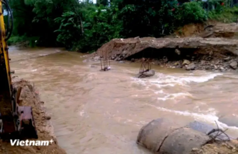 Nước lũ cuốn trôi cầu tạm sông Ví, đe dọa công tác bầu cử tại Đà Nẵng