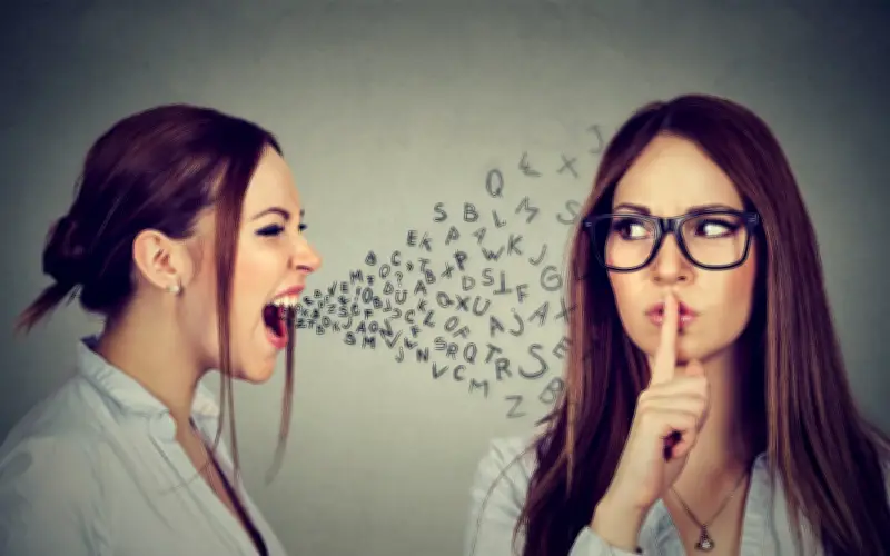 Nước Sâu Tĩnh Lặng: Người Khôn Kiếm Lợi Từ Sức Mạnh Của Sự Im Lặng Đúng Lúc