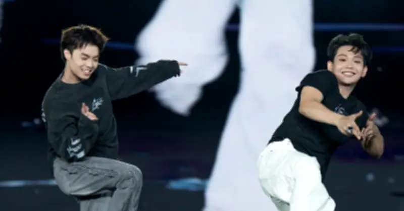 NEGAV khoe vũ đạo điêu luyện, song ca cùng Bùi Trường Linh tại concert