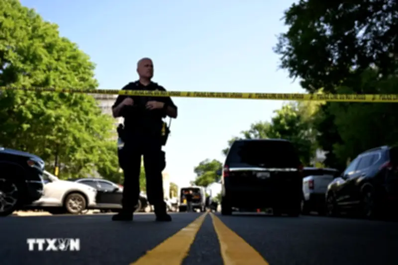 New York bắt giữ nghi phạm ném thiết bị cháy tại biểu tình cực hữu, Canada tăng cường an ninh sau vụ nổ súng giáo đường Do Thái