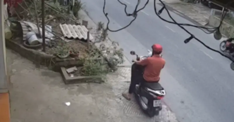 Ông Bố Bất Cẩn Để Con Trai Vặn Nhầm Tay Ga, Cái Kết Khiến Nhiều Người Thót Tim