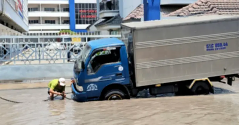 Đường Bến Nghé TP.HCM biến thành 'ao nước', xe tải sụp bánh liên tục