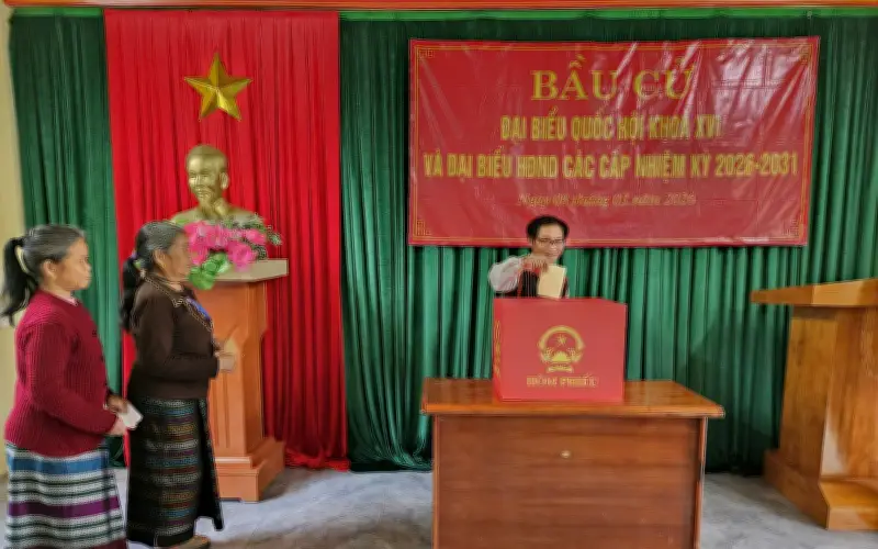 Đồng bào Bru-Vân Kiều vượt thác, băng rừng đi bầu cử sớm tại Quảng Trị