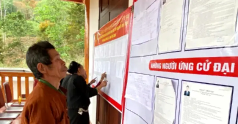 Đồng bào Ơ Đu bản Văng Môn háo hức chờ ngày bầu cử với hai ứng cử viên trẻ