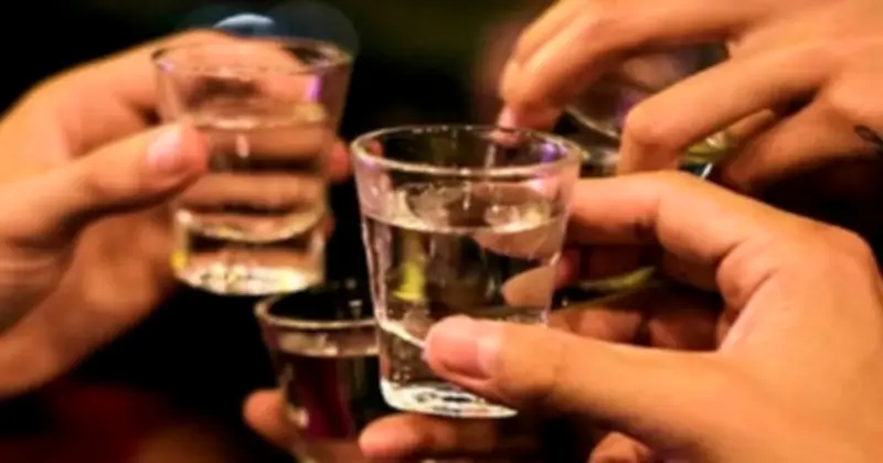 Ngộ độc rượu methanol: Bệnh nhân 35 tuổi ngừng tuần hoàn sau khi uống rượu ngoại