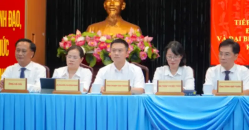 Ứng cử viên Quốc hội TP.HCM cam kết đầu tư y tế, cải cách pháp luật tại tiếp xúc cử tri