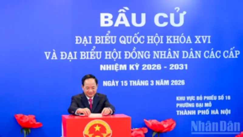 Đồng chí Trịnh Văn Quyết và cử tri Hà Nội tham gia bầu cử Quốc hội khóa XVI