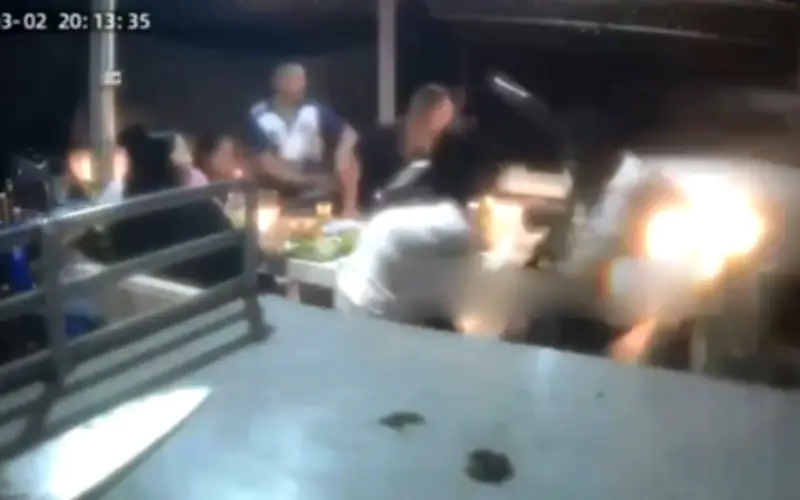 Ông chồng 62 tuổi lái xe lao vào quán ăn vì ghen, 7 người bị thương ở Thái Lan