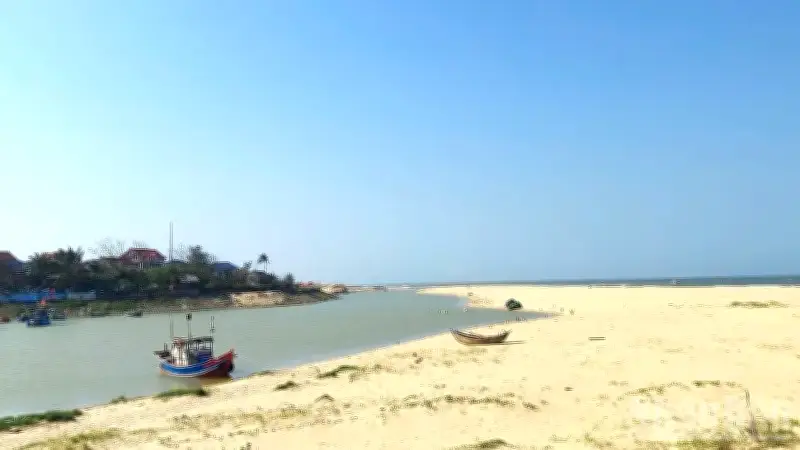 Ngư dân Nhân Trạch bế tắc vì cửa lạch sông Dinh bồi lắng, tàu thuyền không thể ra khơi