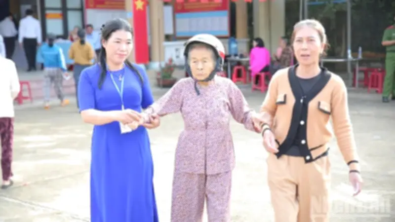 Ngư dân Đà Nẵng tạm gác vươn khơi, hào hứng thực hiện quyền bầu cử