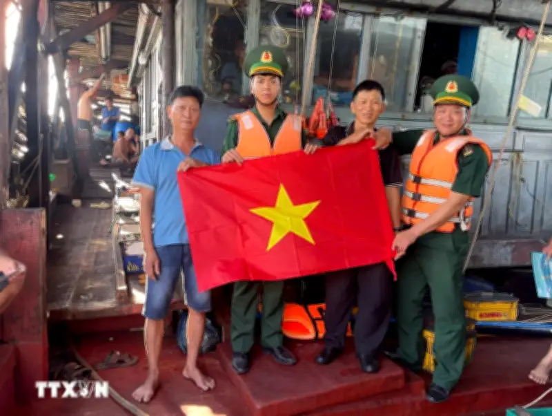 Ngư dân Đà Nẵng và lực lượng pháp luật đoàn kết gỡ thẻ vàng IUU