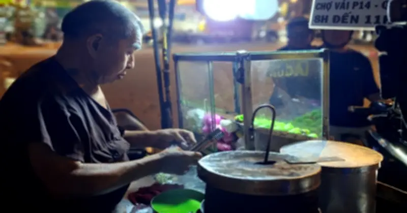 Ông Lão 79 Tuổi Tuần 2 Lần Từ An Giang Lên TP.HCM Bán Bánh Đêm Vì Lý Do Đặc Biệt