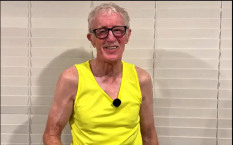 Ông Maynard Williams 78 tuổi lập kỷ lục Guinness plank hơn 30 phút