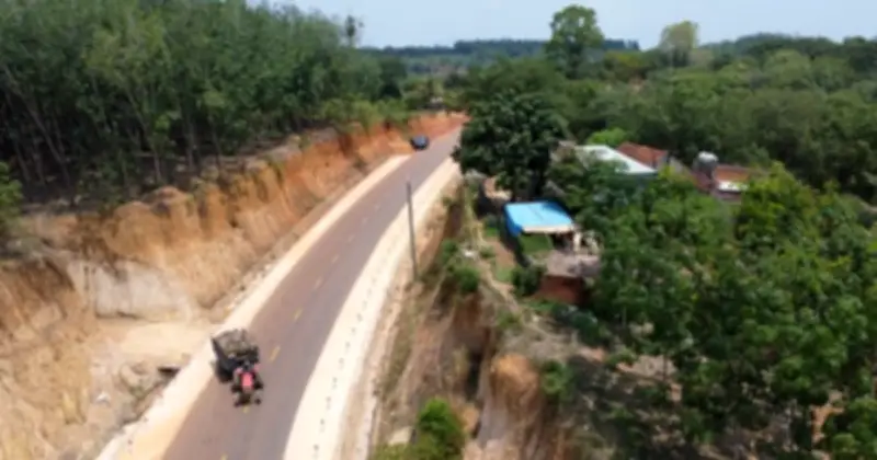 Đồng Nai chỉ đạo khẩn trương xử lý nhà dân chênh vênh bên mép vực do thi công đường