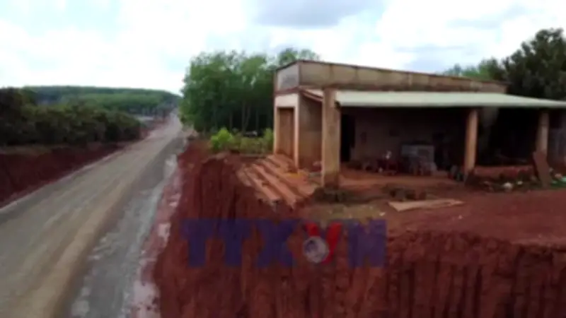 Đồng Nai: Cảnh tượng nhà dân treo leo lắt sau khi hạ mặt đường