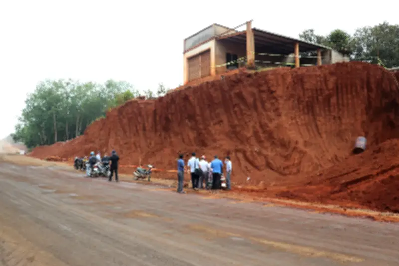 Đồng Nai: Dừng thi công đoạn đường khiến nhà dân chênh vênh mép vực