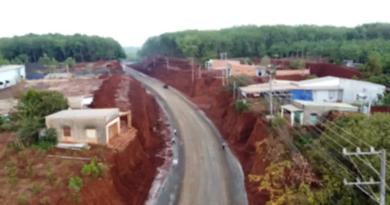 Đồng Nai khẩn trương xử lý tình trạng nhà dân chênh vênh bên vực sâu do hạ cốt nền đường