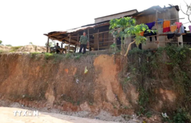 Đồng Nai: Người dân bất an khi nhà ở chênh cao 1,2 mét sau hạ cốt nền đường