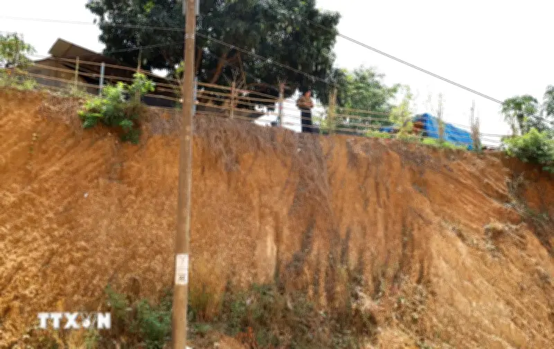 Đồng Nai: Ngôi nhà chênh vênh trên mép vực sau khi hạ cột nền thi công