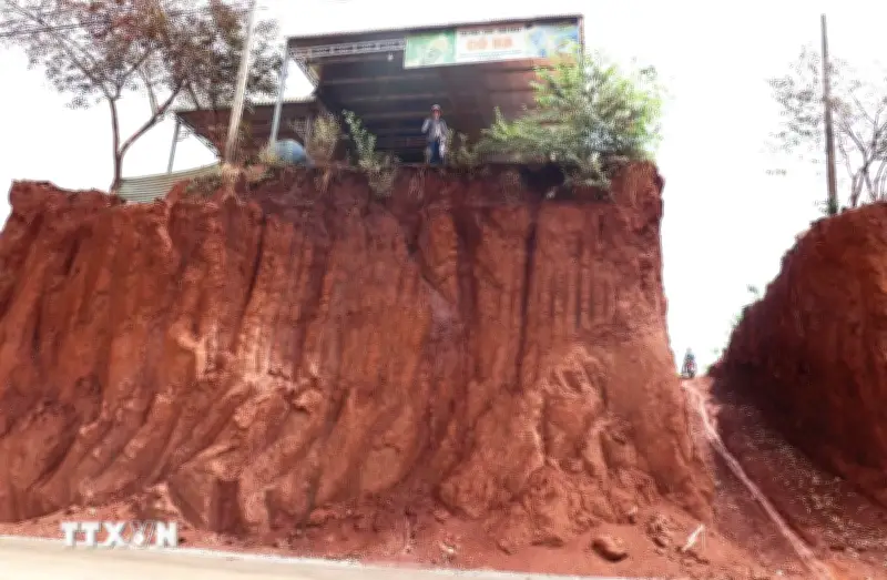 Đồng Nai: Nhiều nhà dân 'treo' cao sau khi hạ cốt nền đường DT753