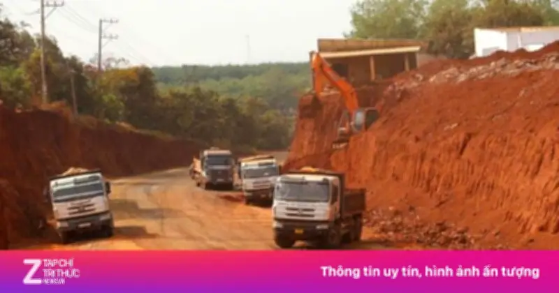 Đồng Nai tạm dừng thi công hạ cốt nền đường, 8 nhà dân 'treo cao' bên vực sâu