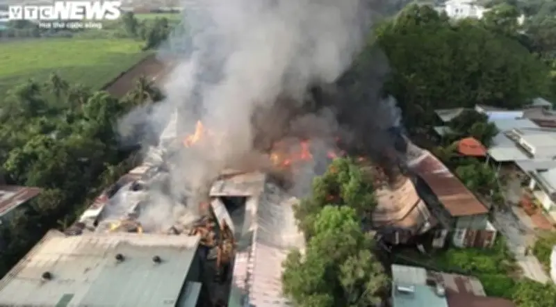 Đồng Nai: Xưởng sản xuất mứt xốp rộng 1.000m² bốc cháy dữ dội