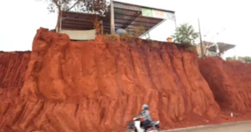 Đồng Nai yêu cầu chủ đầu tư xin lỗi dân vì dự án đường khiến nhà chênh vênh bên vực