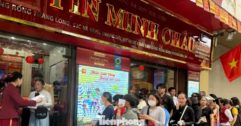 Đông nghịt khách xếp hàng mua vàng tại Bảo Tín Minh Châu Hà Nội dù giới hạn 2 chỉ/người