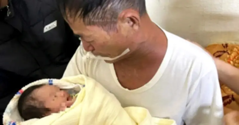 Ông nội đeo ống thở bế cháu lần cuối, lì xì 2 triệu đồng gây xúc động