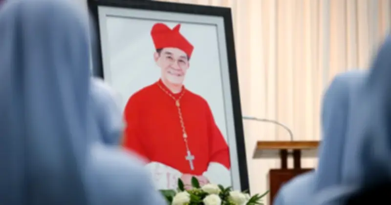 Đông đảo giáo dân viếng Đức Hồng y Phạm Minh Mẫn tại TP.HCM sau nghi thức tẩn liệm