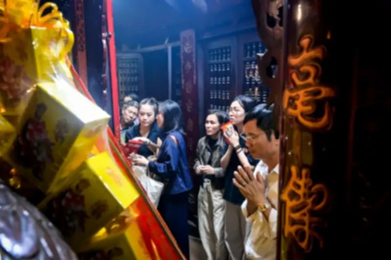 Đông đảo người dân đổ về Đền Trần trước giờ khai ấn, không khí linh thiêng bao trùm