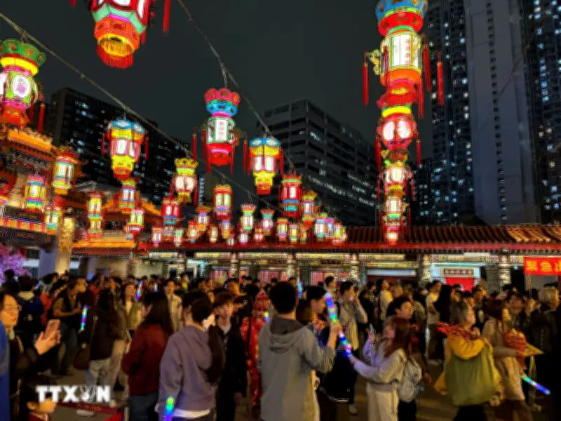 Đông đảo người dân đổ về đền Wong Tai Sin trong đêm rằm tháng Giêng