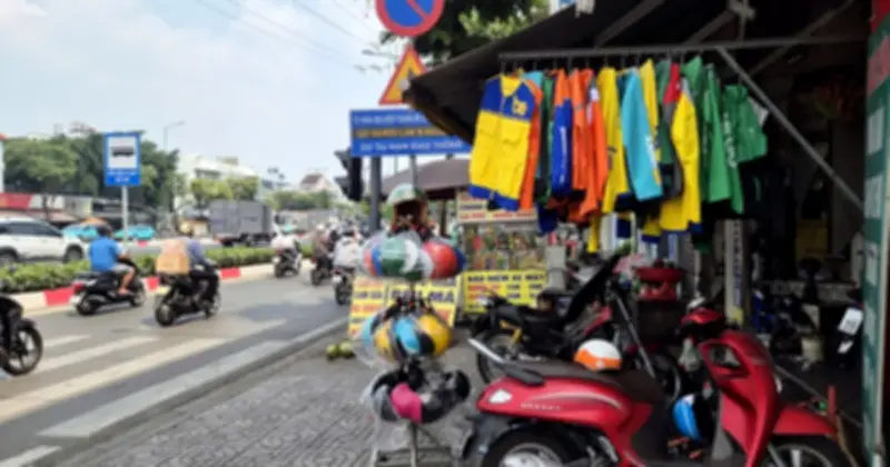 Đồng phục shipper, xe ôm công nghệ bán tràn lan: Tiện lợi hay rủi ro pháp lý?