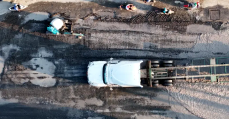 Đường Sài Gòn Chi Chít Ổ Voi, Người Dân Vật Vã Vượt Chướng Ngại Vật