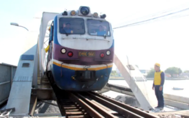 Đường sắt Bắc Nam thông tuyến qua cầu Ghềnh sau 5 ngày bị gián đoạn