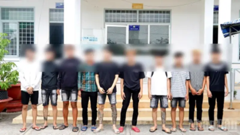 Đồng Tháp: Nhóm thanh niên nhậu xong chém người vô cớ, chụp ảnh lưu niệm với hung khí