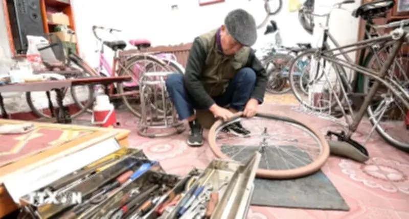 Ông Tiền giữa đời thường: 20 năm tái sinh xe đạp cũ trao tặng học sinh nghèo
