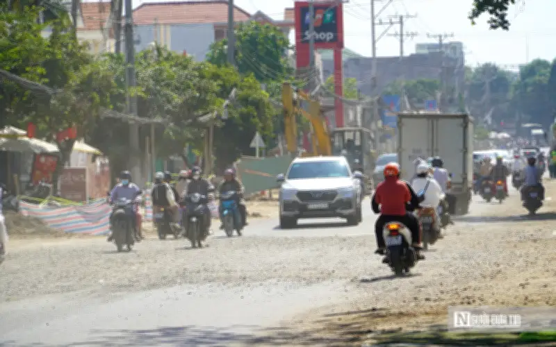 Đường Trần Quý Cáp bụi mù, kinh doanh đình trệ vì thi công kéo dài
