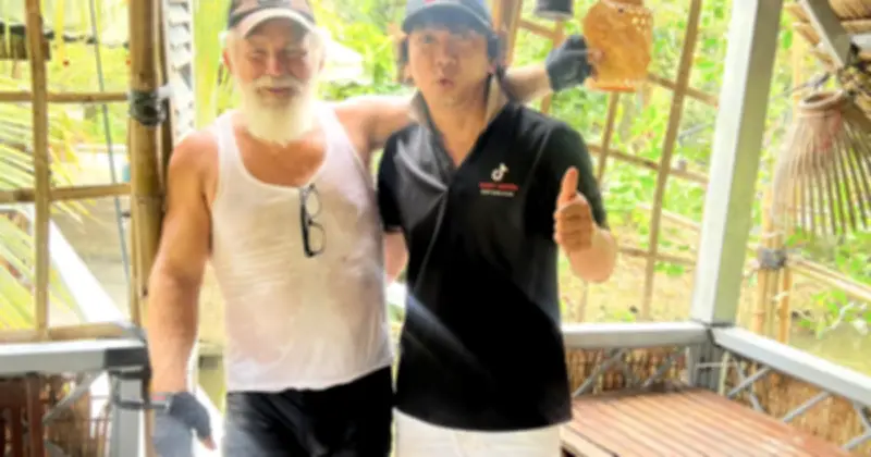 Ông Tây đạp xe khám phá miền Tây, được người dân mời vào nhà ăn cơm gây sốt mạng