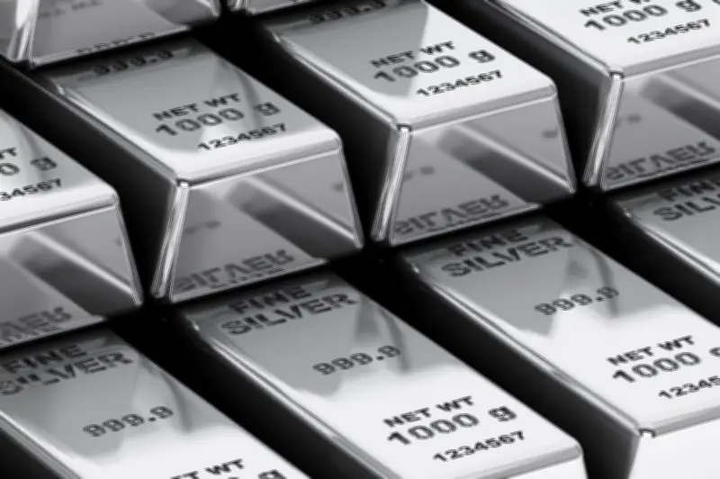 Đồng USD Mạnh Đẩy Giá Bạc Áp Sát 93 USD Mỗi Ounce, Kim Loại Quý Biến Động