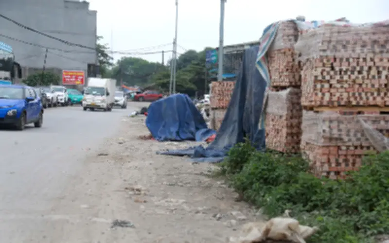 Đường Vũ Quỳnh chưa hoàn thiện đã thành bãi tập kết vật liệu, rác thải