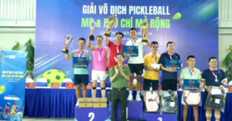 Ông Vũ Tiến Dũng và VĐV Lý Hoàng Nam vô địch giải pickleball MB và Báo chí mở rộng 2026